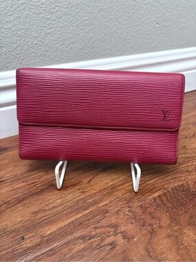 💯Louis Vuitton Epi Leather Fold-Over Clutch in Deep Berry